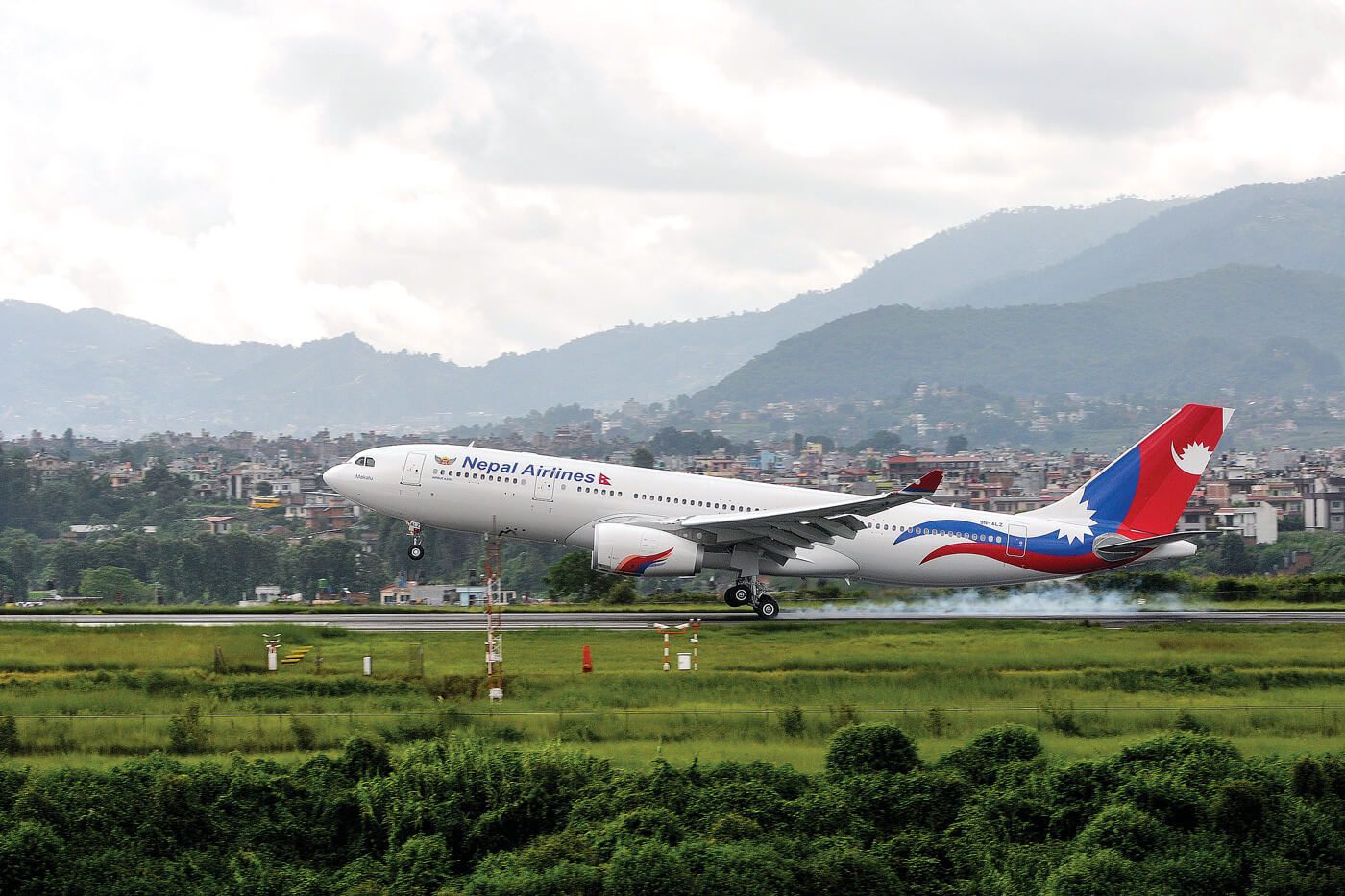 विदेशमा अलपत्र नेपाली फर्काइँदै : चार्टर्ड उडानको भाडा घट्यो