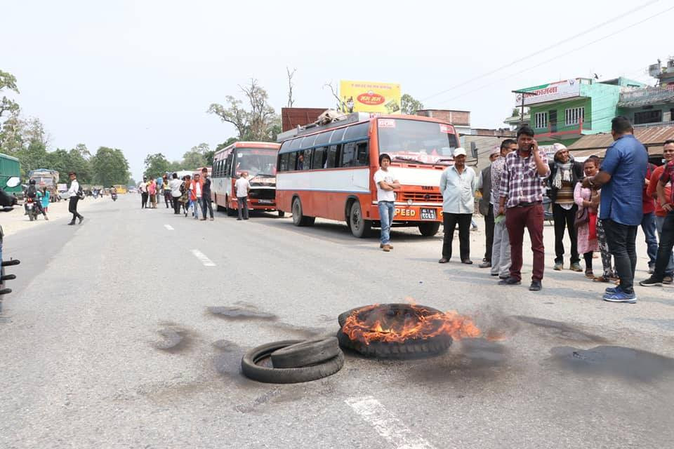 पथरीमा राजमार्ग अवरुद्ध, आन्दोलनकारी–प्रहरी झडप