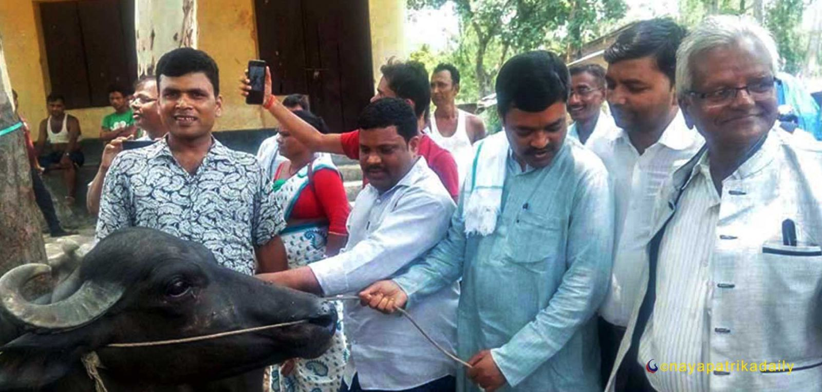 सहिद परिवारका नामको दुहुनो भैँसी पूर्वमन्त्रीले मुस्कुराउँदै लगे, सहिद परिवार जिल्ल