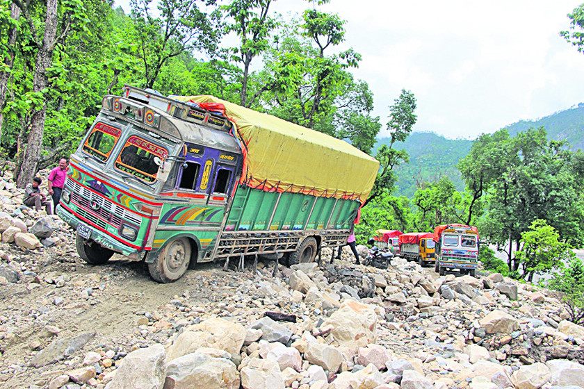 बर्खा लागेसँगै यातायात ठप्प