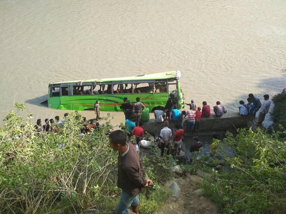 त्रिशूलीमा बस खस्दा मृत्यु हुनेकाे संख्या पाँच पुग्याे (अपडेट)