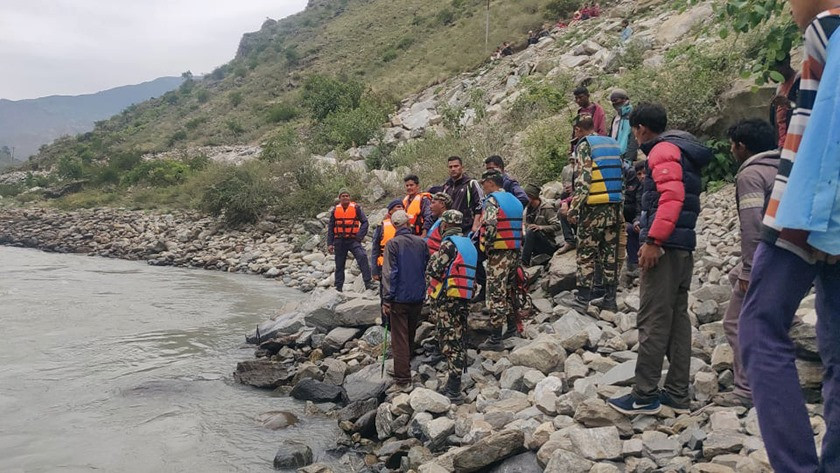 हुम्ला जीप दुर्घटना : गोताखोर नदीभित्र, यात्रुको झोला भेटियो