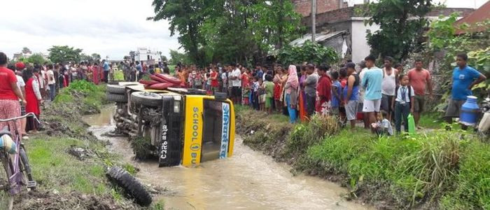 स्कुल बस नहरमा खस्दा दुई शिक्षिका र एक विद्यार्थी घाइते