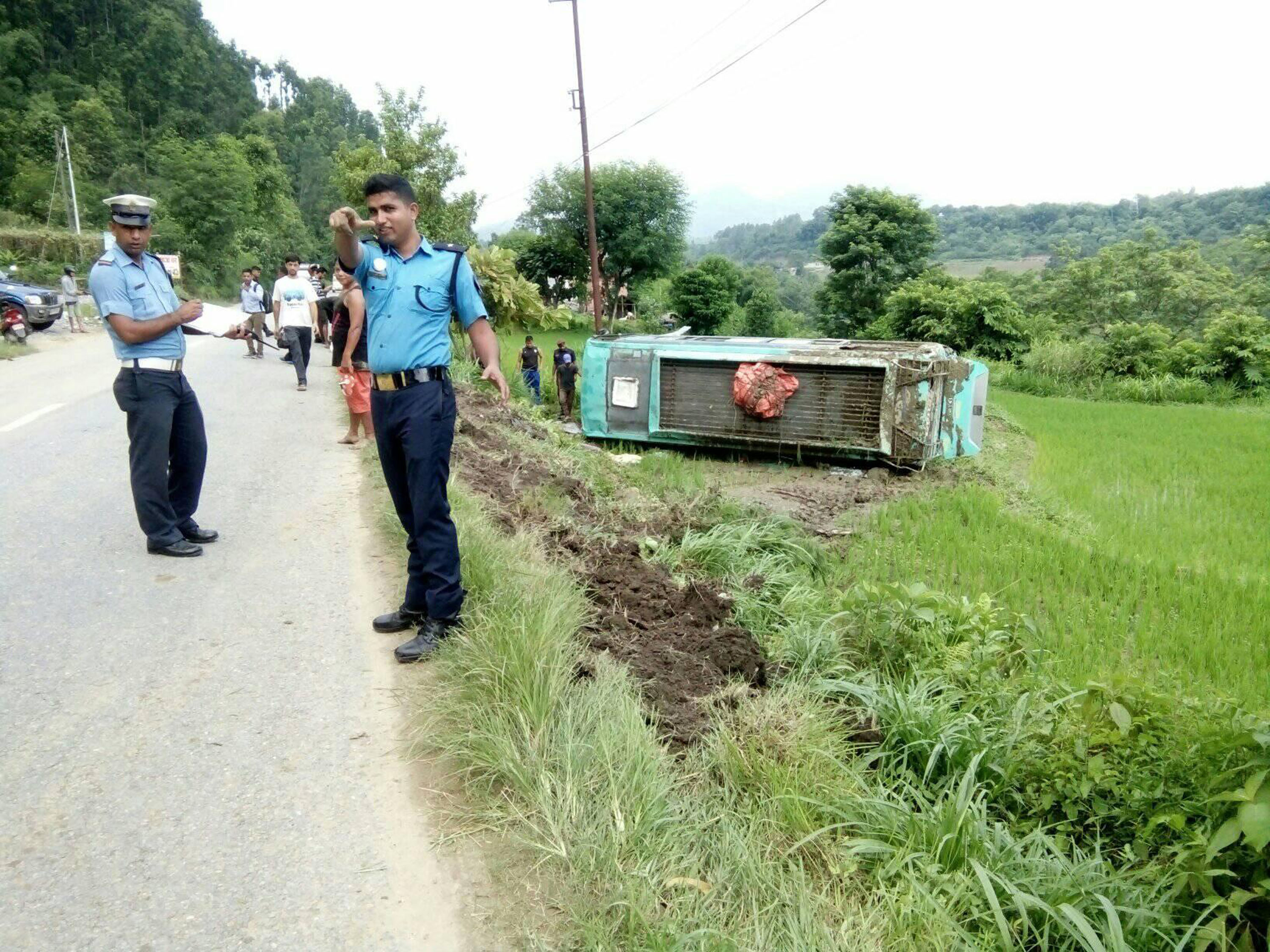 बस दुर्घटनामा १३ यात्रु घाइते