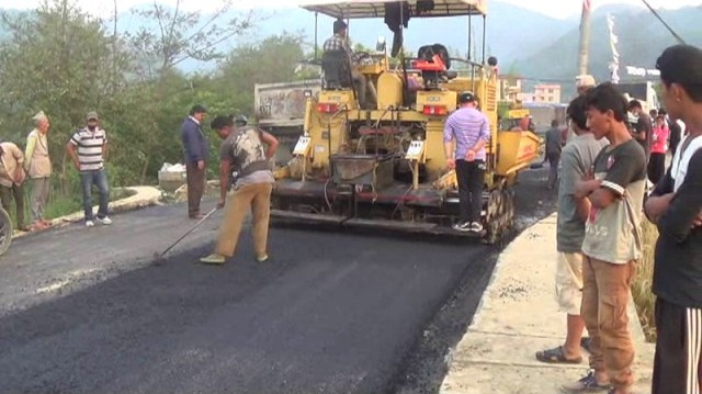 एक वर्ष नपुग्दै कालोपत्रे उप्कियो, सडक भासियो