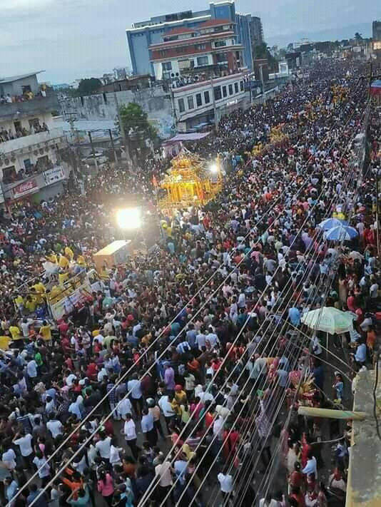 विराटनगरको रथयात्रामा हेलिकप्टरबाट पुष्पवर्षा