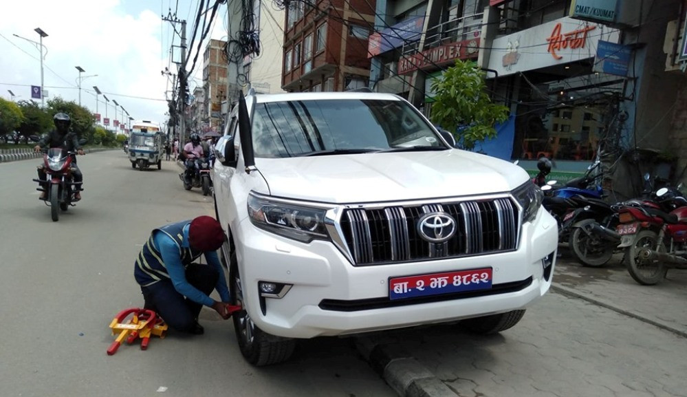 ट्राफिकले यातायातमन्त्रीको गाडीमा ‘ह्वील लक’ लगाएपछि....