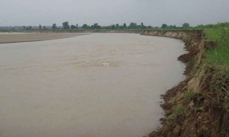 दोदा नदीले ३ दिनमा ४ बिघा जग्गा बगायो, बस्ती विस्थापनकाे खतरा