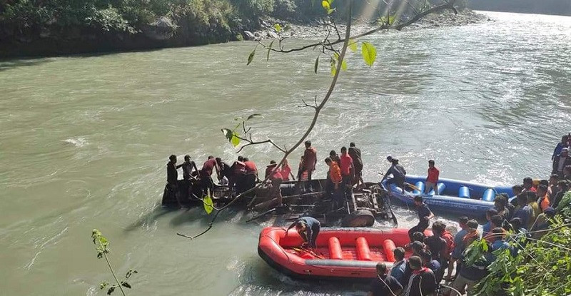 मर्स्याङ्दीमा खस्यो मिनी ट्रक, खाेजी जारी