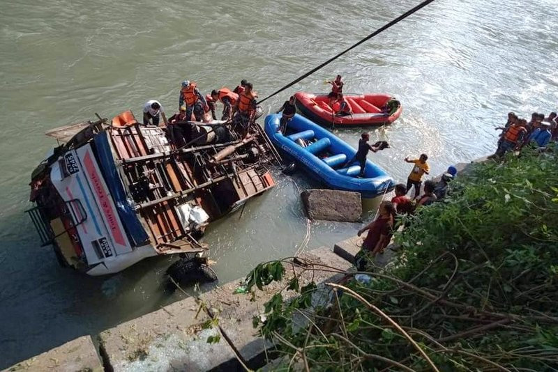 सुकुटे बस दुर्घटनामा मृत्यु हुनेकाे संख्या १० पुग्याे, अझै बढ्न सक्ने प्रहरीकाे भनाइ (अपडेट)