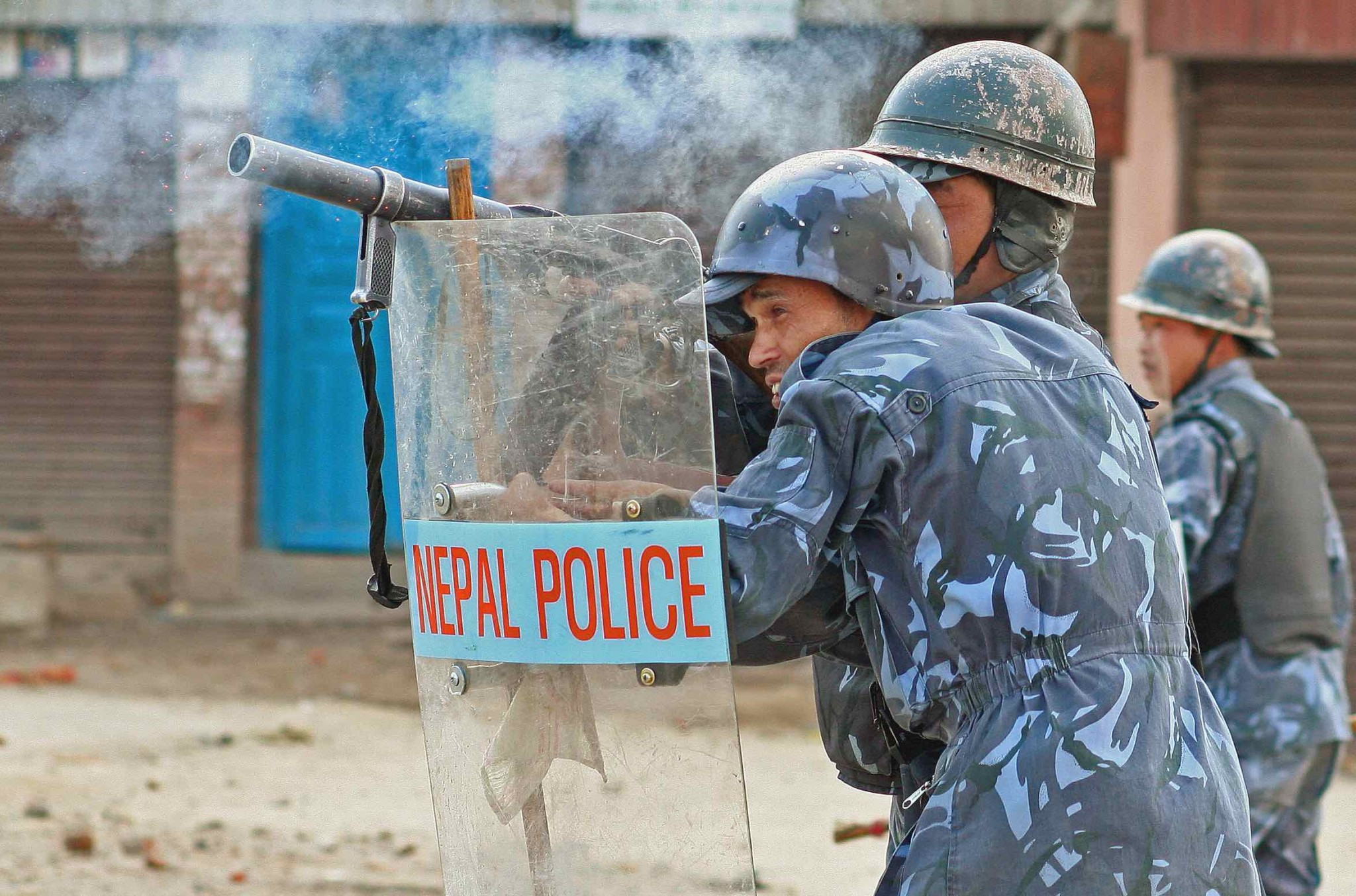 मेसिन राख्ने ठाउँ सम्याउँदा बनेपामा स्थानीय-प्रहरी झडप, प्रहरीले अश्रुग्यास प्रहार गर्‍याे