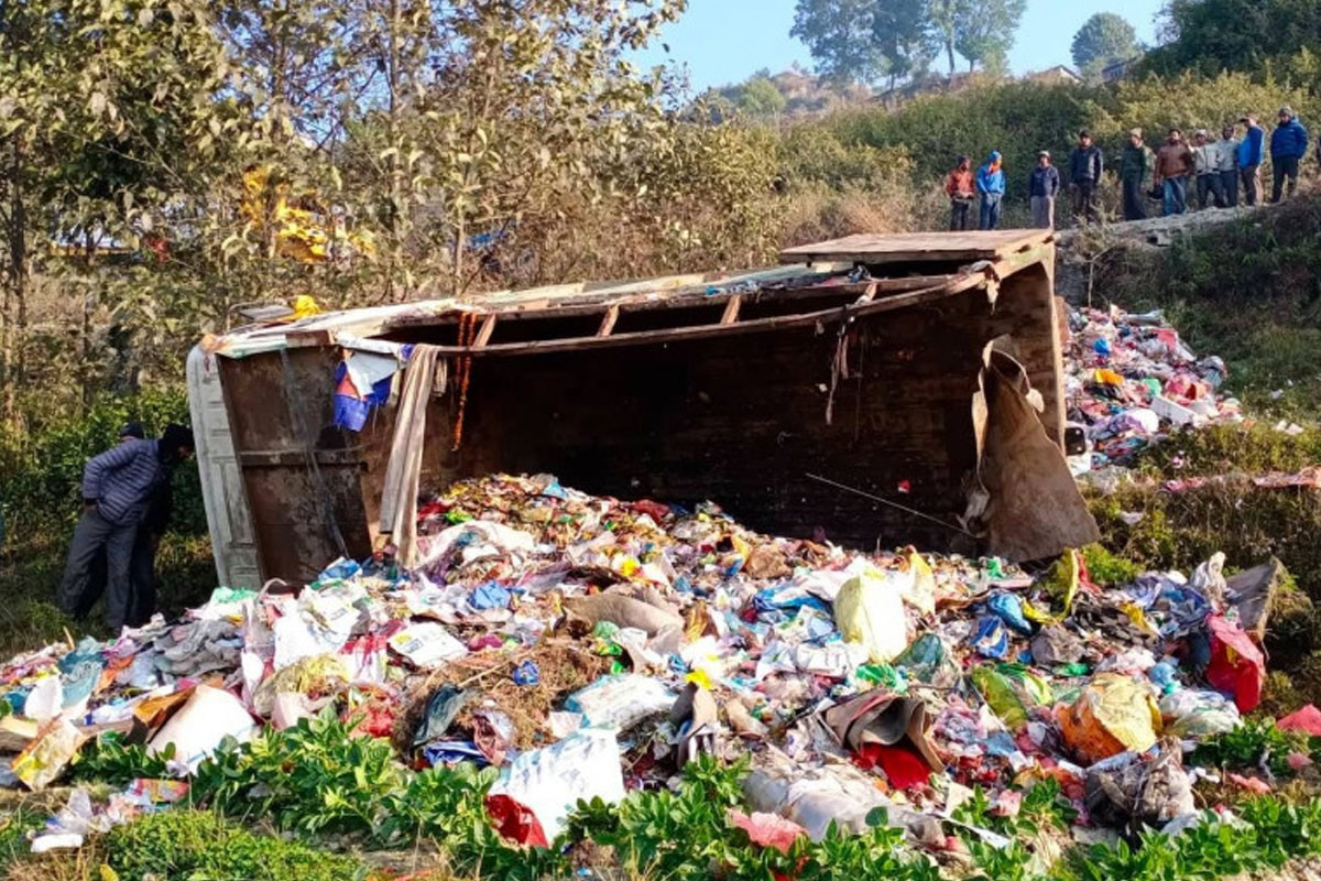 फाेहाेर बाेकेकाे मिनीट्रक दुर्घटना हुँदा २ जनाको मृत्यु