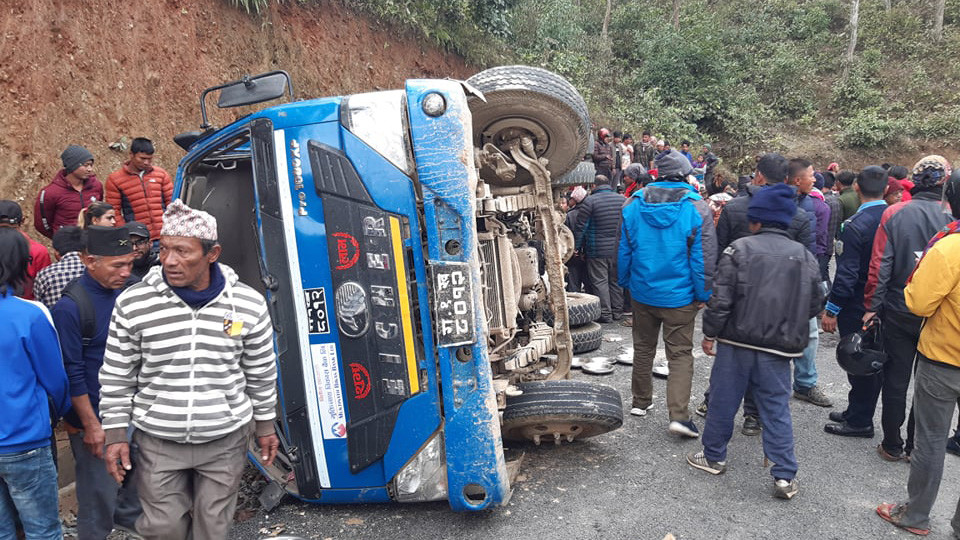 मण्डली दर्शनार्थी बाेकेकाे मिनीट्रक धादिङमा दुर्घटना : ६ जनाको मृत्यु, १९ घाइते