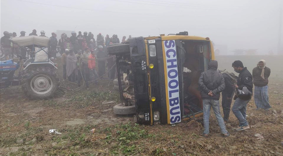 विराटनगरकाे लर्ड बुद्ध कलेजकाे बस दुर्घटना : सहचालककाे मृत्यु, ११ विद्यार्थी घाइते