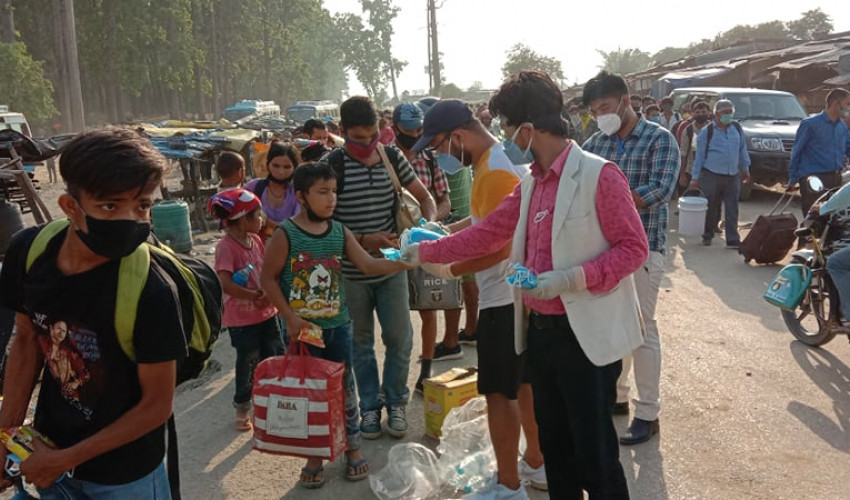 सीमामा अलपत्र परेकालाई सुदूरपश्चिम सरकारद्वारा मास्क, सेनिटाइजर र पानी वितरण