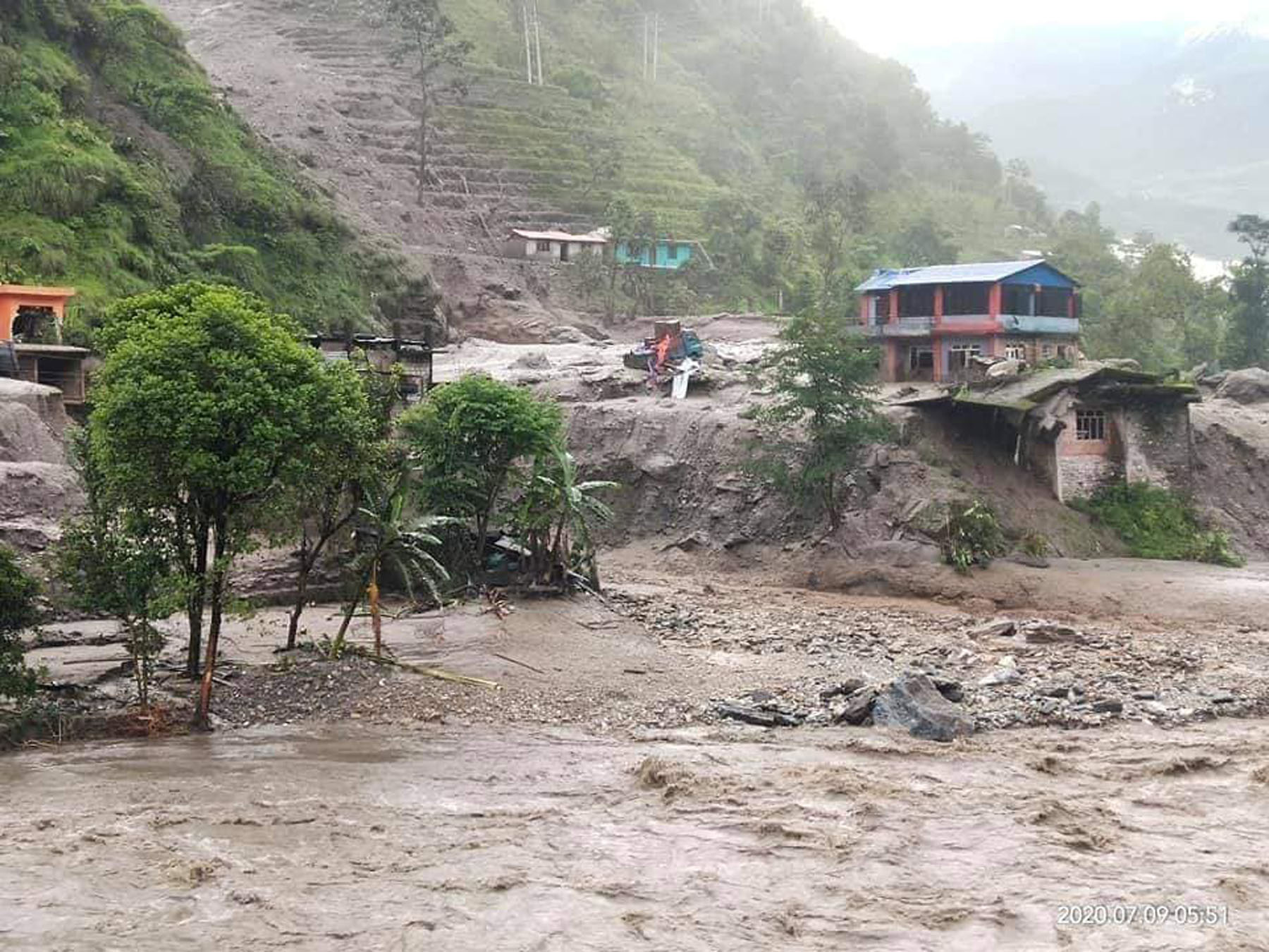 सिन्धुपाल्चाेक बाढी : ६ घाइतेलाई हेलिकोप्टरबाट काठमाडाैं ल्याइयाे