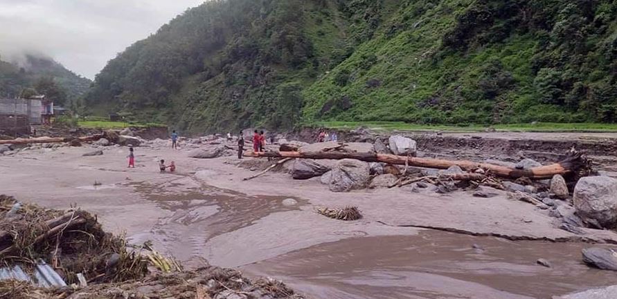 अछाममा बाढीले बगाएका थप १ जनाको शव भेटियो, १० जना अझै बेपत्ता