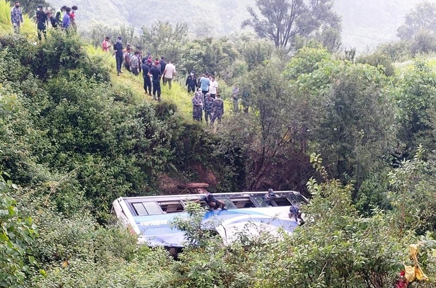 डोटीमा बस दुर्घटना हुँदा ३ जनाकाे मृत्यु