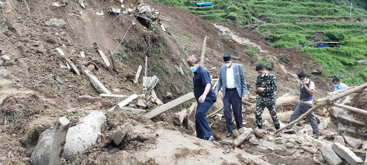 सिन्धुपाल्चोक पहिरोमा १ जनाकाे शव भेटियाे, २८ जना बेपत्ता (क्षतविक्षत बस्तीकाे तस्बिर)