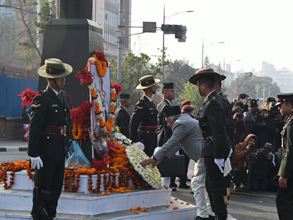 राष्ट्रपति पौडेलले गरे पृथ्वीनारायण शाहको सालिकमा पुष्पहार अर्पण